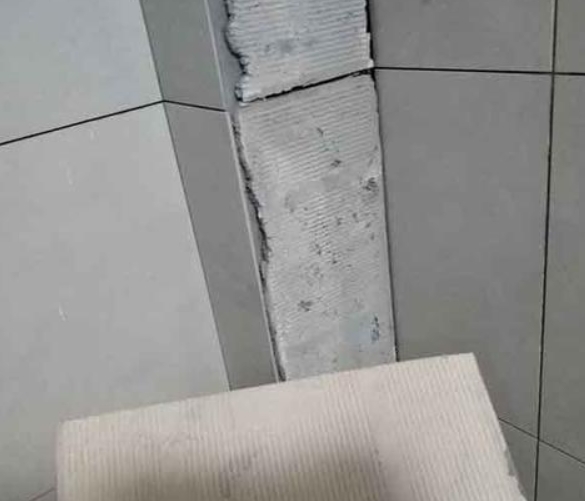 天柱瓷砖空鼓维修公司分享下厨房瓷砖脱落的补救措施。